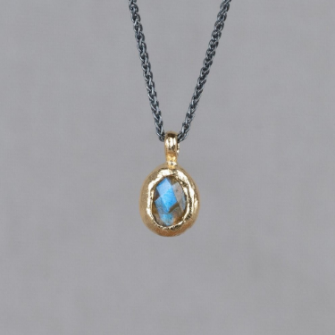 Collier gemaakt van 925 geoxideerd sterling zilver. Aan het collier hangt een gefacetteerde Labradoriet, omhult met zilver verguld. Labradoriet is een sterk beschermende en spirituele steen. Het beschermt het eigen energieveld (aura) tegen negatieve invloeden uit de omgeving.
